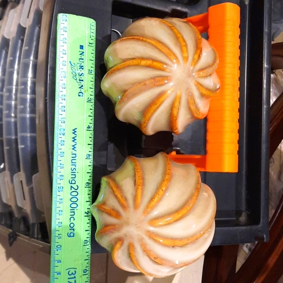 NWT AUTHENTIC GENUINE BROWN CREAM SWIRL BALLS BOMBAY & COMPANY LOT OF TWO - Picture 1 of 4